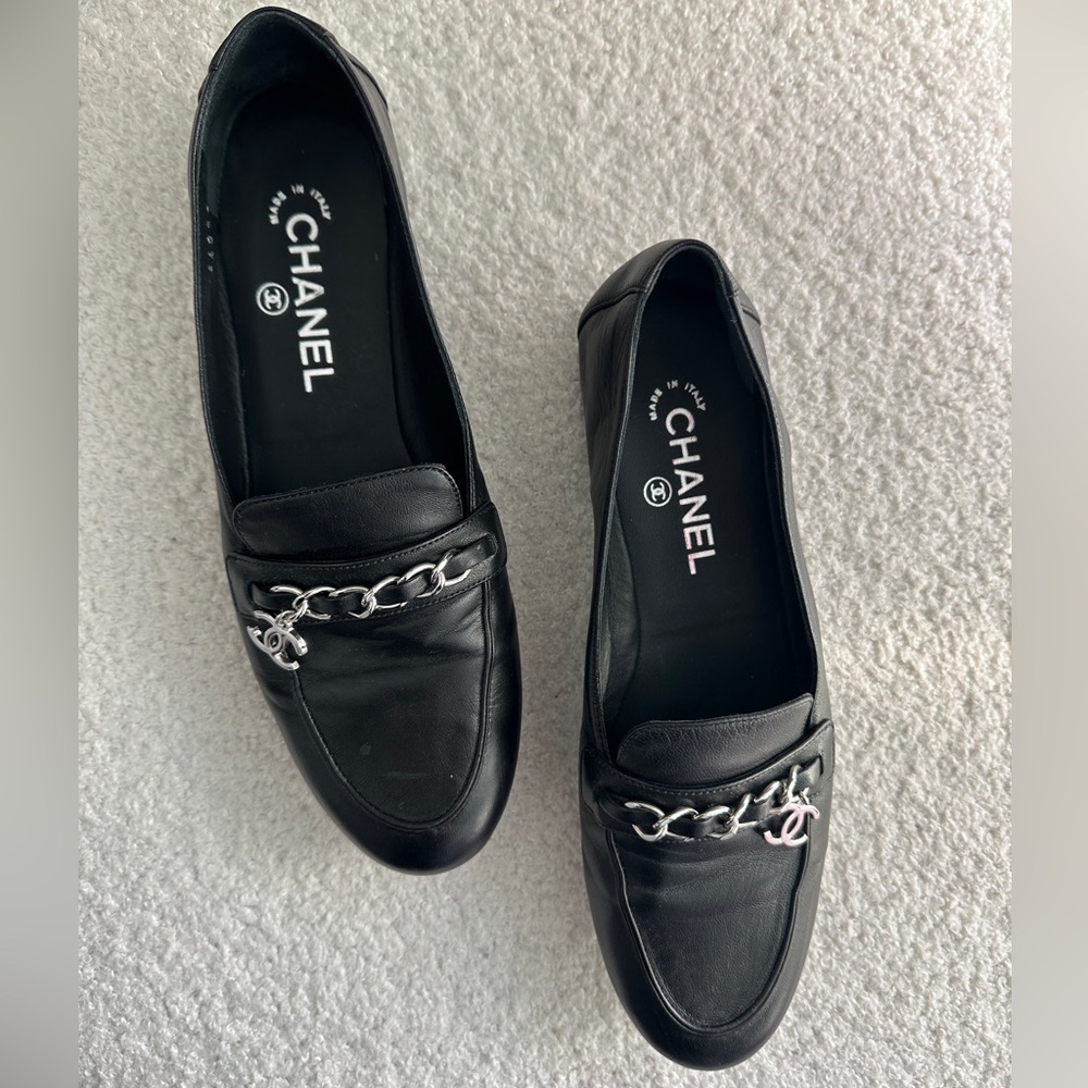 SOLD Chanel 2019 Moccasin Lambskin Flats/Loafers w/ Silver CC logo/ chain detail - Picture 8 of 13